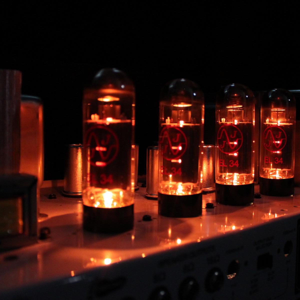 Why Electric Guitar Tube Amps Need Time To Warm Up